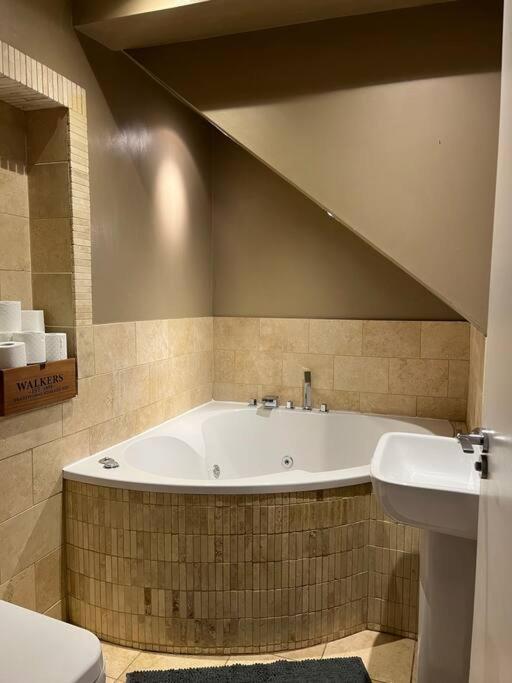 Gorgeous 2 Bed Loft Style Apartment Manchester Buitenkant foto